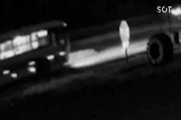 Imagem referente a notícia: Câmera de segurança registra pedestre sendo atropelado por Ônibus na BR-277 em Cascavel