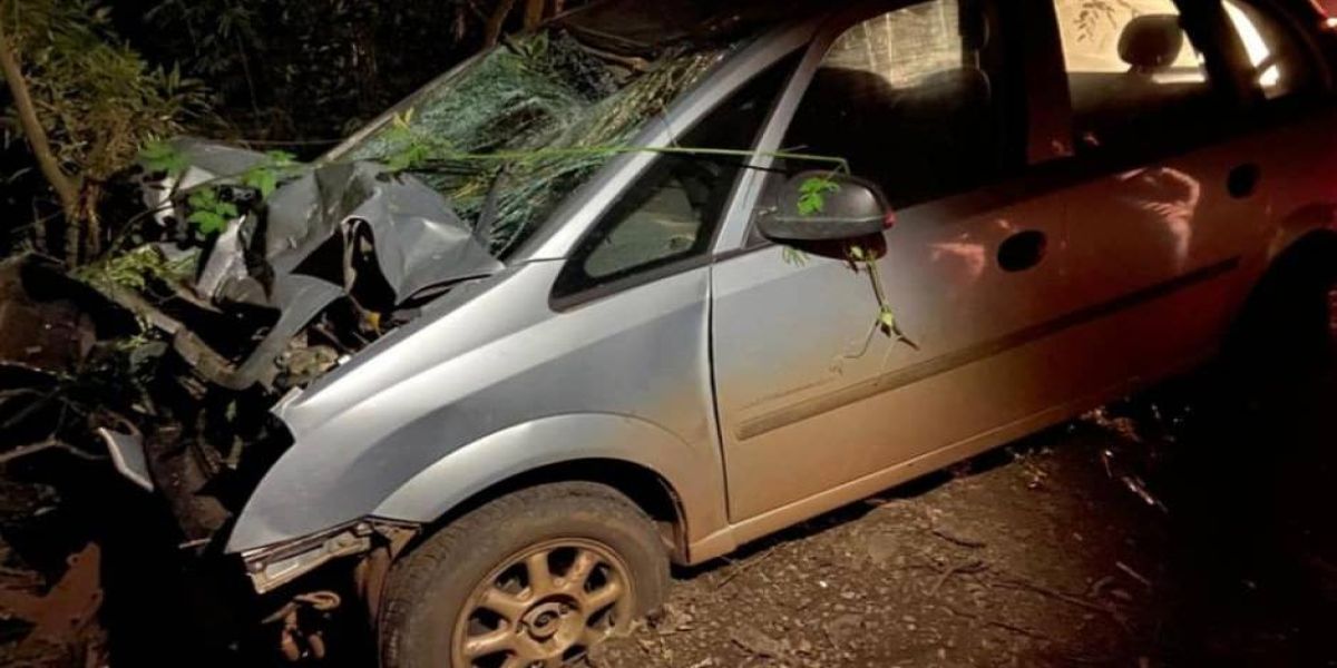 Duas pessoas morrem em forte colisão entre carro e moto na PR-281 em Salto do Lontra