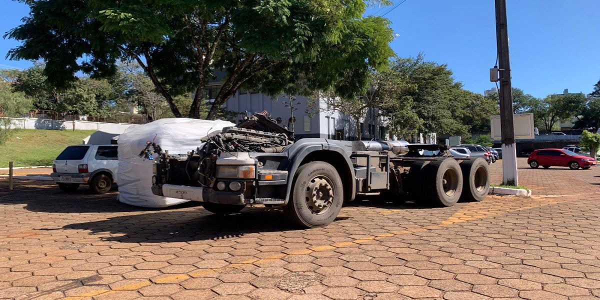 Caminhão furtado é depenado em poucas horas no Bairro Cataratas; Homem é detido pelo GDE