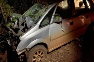 Imagem referente à notícia: Duas pessoas morrem em forte colisão entre carro e moto na PR-281 em Salto do Lontra