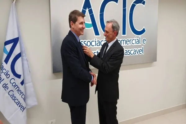 Foto relacionada a notícia: Genesio Pegoraro e Siro Canabarro, diretores e conselheiros tomam posse da ACIC
