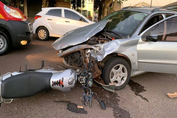 Imagem referente a notícia: Veículo fica destruído em colisão frontal e casal fica ferido no Santa Felicidade