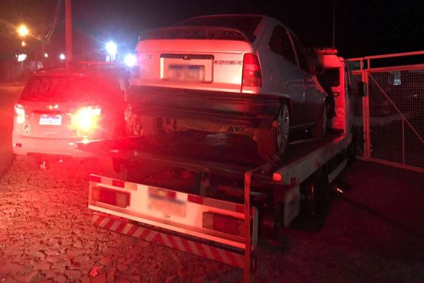 Imagem referente a notícia: Rotam apreende duas pessoas e Kadett carregado cigarros oriundos do Paraguai na BR-277 em Cascavel