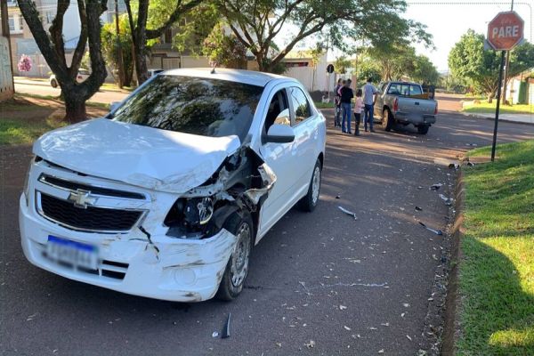 Colisão de trânsito é registrado na Rua Raposo Taváres e veículo fica parcialmente destruido