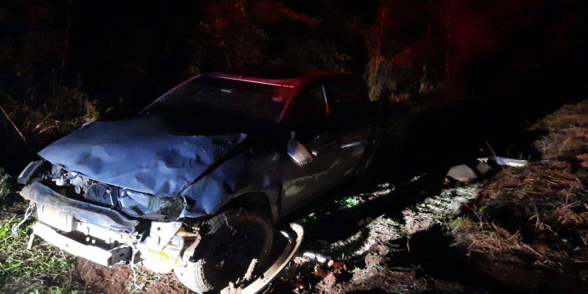 Motorista de 42 anos passa mal e capota caminhonete na PR-180 em Cascavel