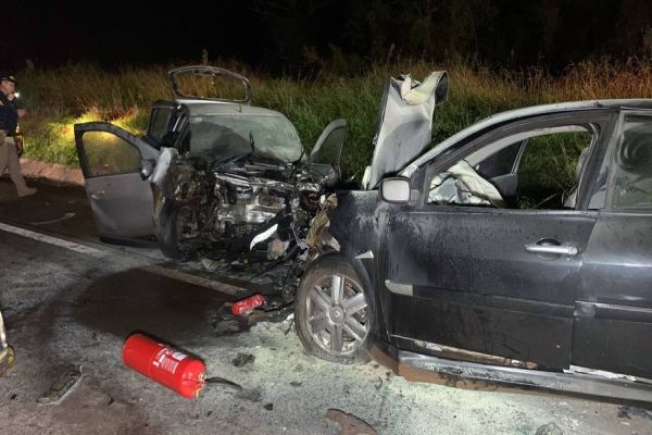 Imagem referente a notícia: Três pessoas morrem em colisão frontal na BR-369, em Cascavel