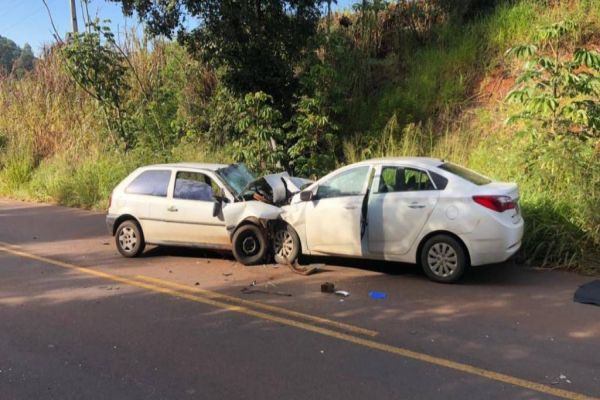 Quatro pessoas ficam feridas em colisão frontal na PR-484 em Quedas do Iguaçu
