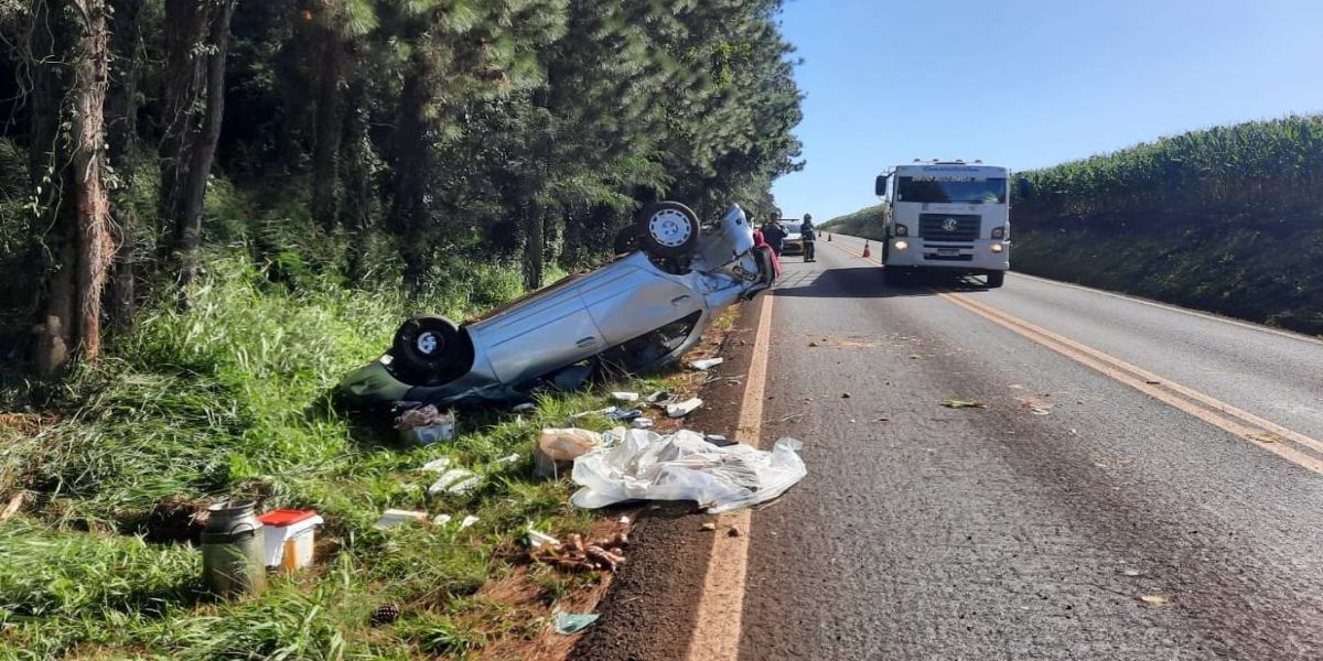Três pessoas sofrem ferimentos moderados após capotamento na PR-180 em Cascavel