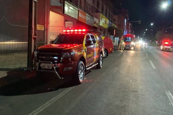 Imagem referente a notícia: Homem morre após ser esfaqueado durante briga de trânsito na Avenida Brasil