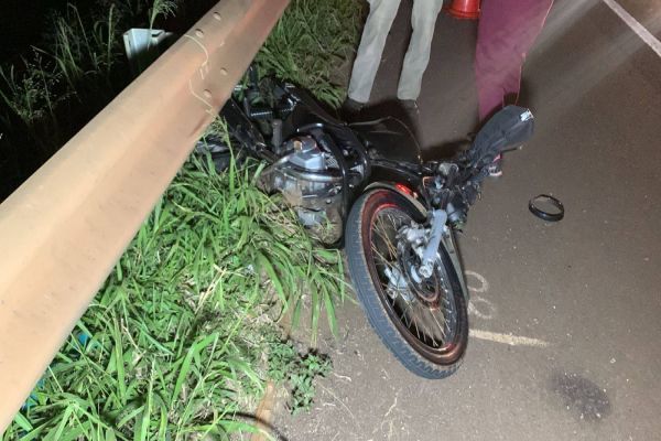 Imagem referente a notícia: Homem fica ferido após sofrer queda de moto na PRc-467, em Cascavel