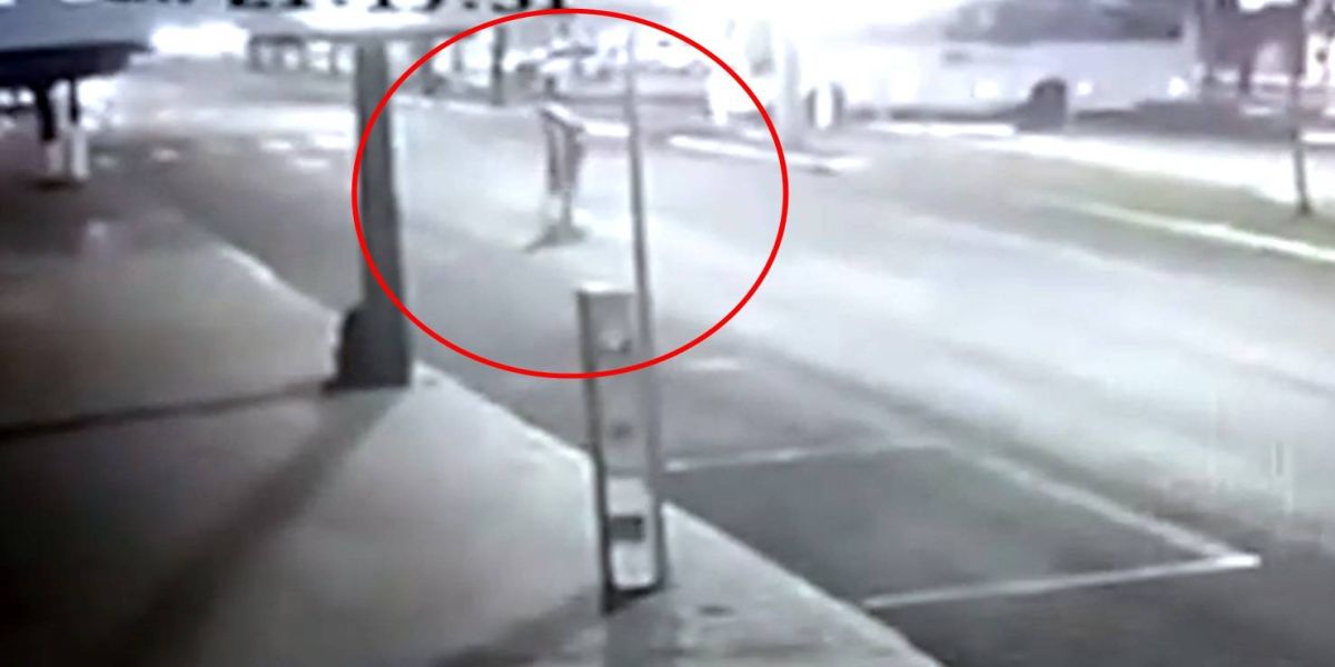 Câmera de segurança registra Gabriel Gomes ferido atravessando a Avenida Brasil após o crime