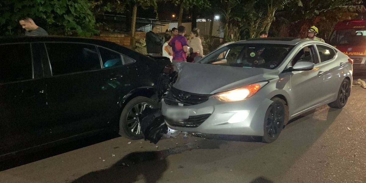 Hyundai colide em veículo estacionado e criança fica ferida no Santa Felicidade