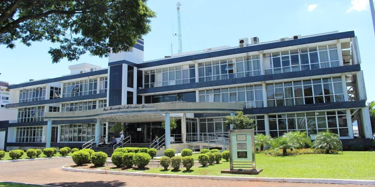 Justiça suspende lei que permitiu aumento de salários de prefeito e vice-prefeito de Toledo