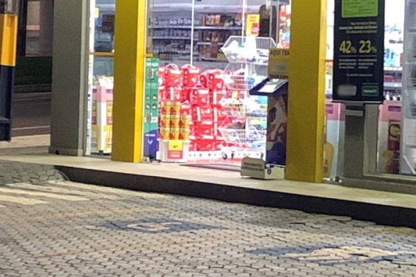 Imagem referente a notícia: Farmácia é assaltada, funcionários são rendidos e cofre é arrombado no Bairro São Cristóvão