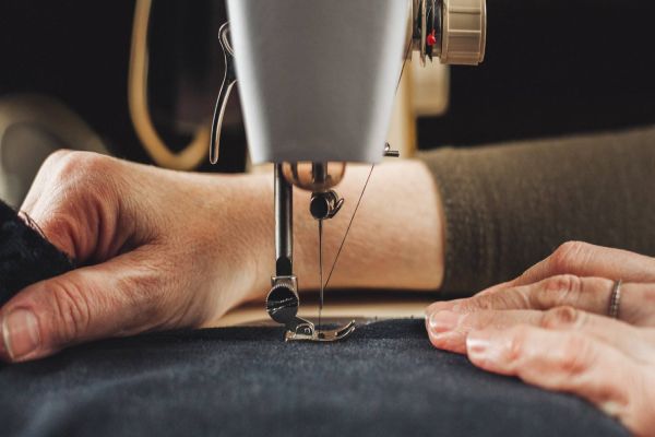 Dia da costureira: AMIC homenageia profissionais que transformam tecidos e linhas em obras de arte