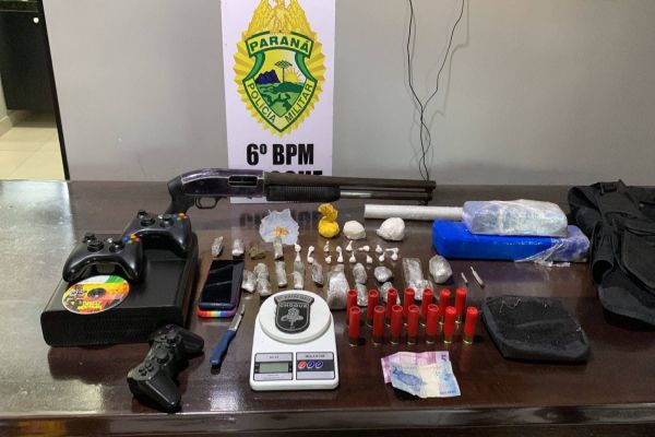 Imagem referente a notícia: Polícia Militar apreende drogas, colete balístico e espingarda calibre 12 no Bairro Santa Cruz