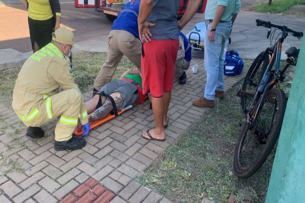 Imagem referente a notícia: Ciclista fica ferido após ser atingido por carro no Bairro São Cristóvão