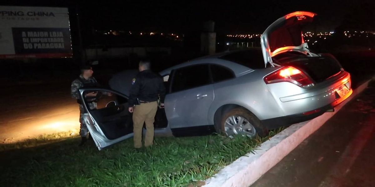 Citroën C4 para em cima de barranco, após fugir de abordagem da Polícia Militar na BR277 em Cascavel