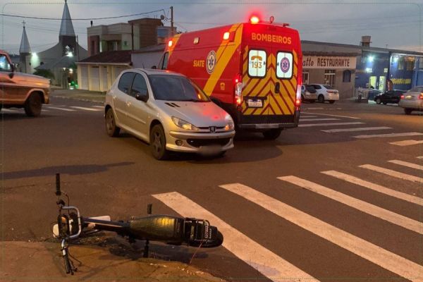 Imagem referente a notícia: Jovem fica ferido após colidir mobilete em Peugeot no Jardim Consolata