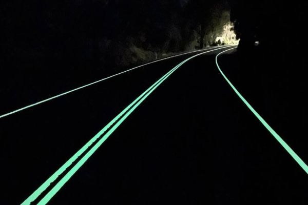 Inovação: empresa apresenta tinta para rodovias que brilha no escuro