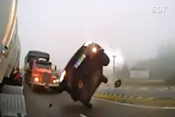 Imagem referente a notícia: Câmera instalada em cabine de caminhão filma grave acidente da PR 151, em Castro