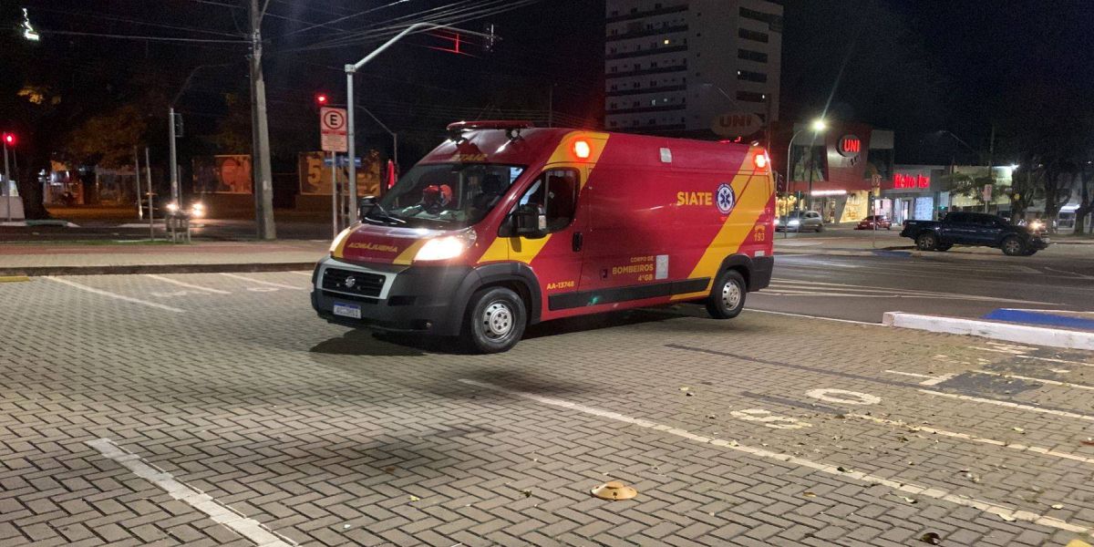 Homem de 33 anos sofre fratura exposta após atropelamento na Avenida Brasil em Cascavel