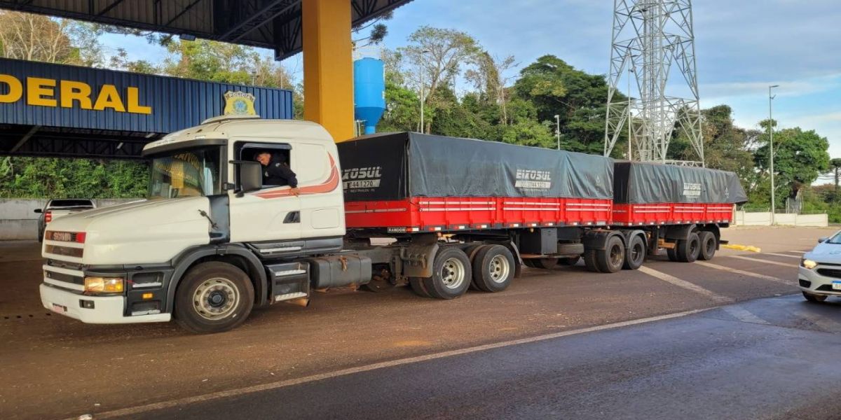 PRF Cascavel apreende 400 mil maços de cigarros em caminhão na BR-277