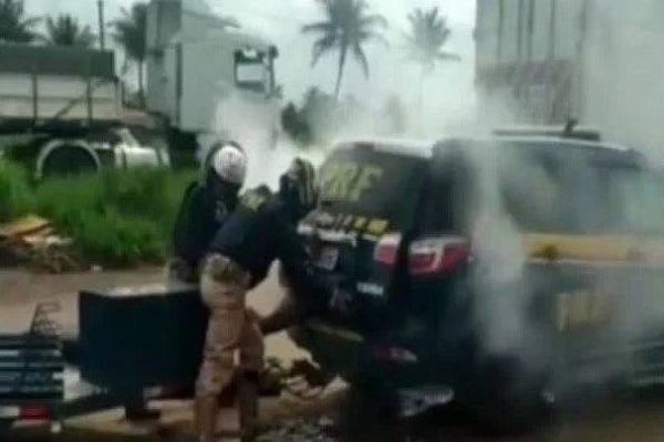 Imagem referente a notícia: Homem morre sufocado em “câmara de gás” dentro de carro da PRF; Veja o video