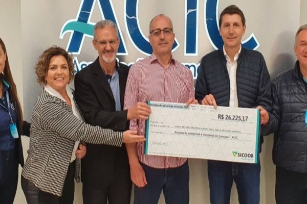 Sicoob Credicapital entrega à Acic parte das sobras de 2021