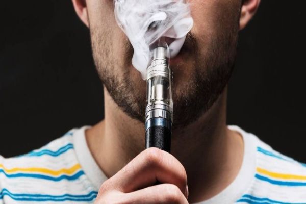 Uso do cigarro eletrônico cresce entre jovens e preocupa especialistas de saúde