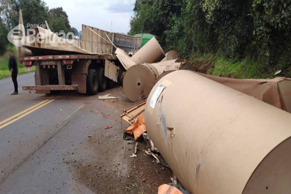 Carga se desprende de caminhão e provoca acidente na PR-180
