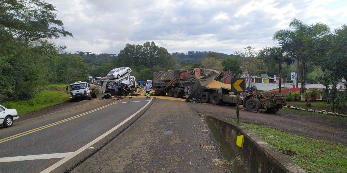 Homem morre após gravíssimo acidente de trânsito entre caminhões na BR-277