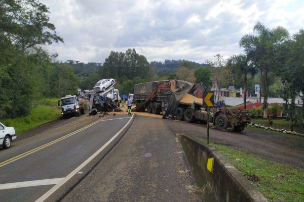 Imagem referente a notícia: Homem morre após gravíssimo acidente de trânsito entre caminhões na BR-277