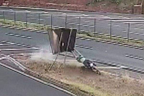 Imagem referente a notícia: Homem perde controle da moto e bate em placa de sinalização na BR-376