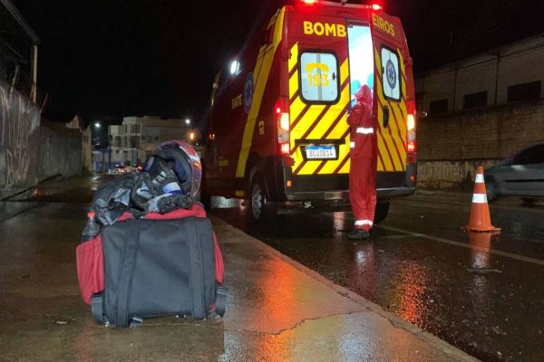 Imagem referente a notícia: Motociclista sofre suspeita de fratura em quadril após colisão de trânsito na Rua Ipanema