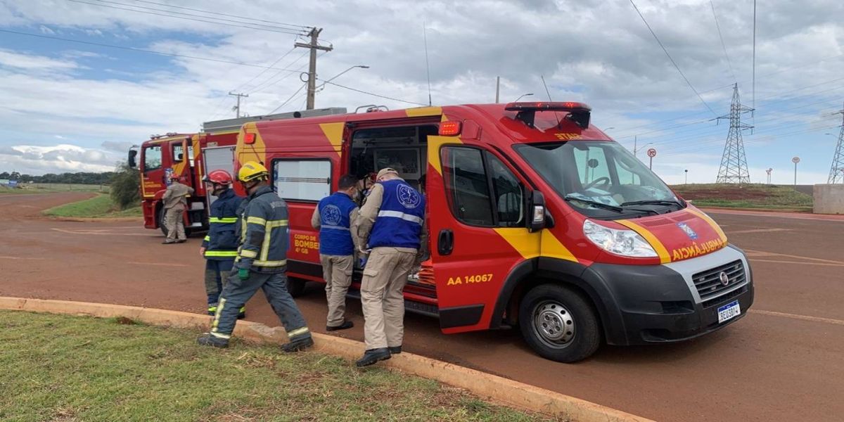Palio colide contra barranco após saída de pista na PR-486, em Cascavel