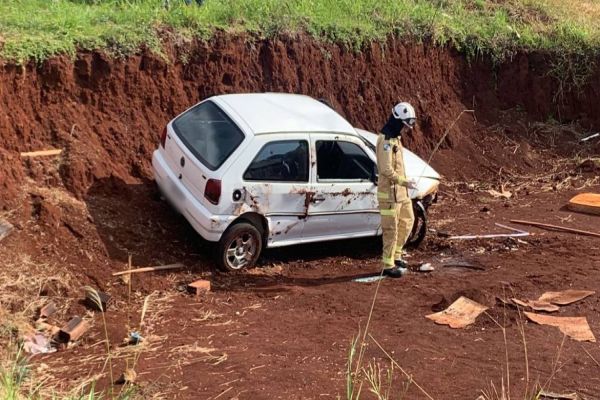 Imagem referente a notícia: Quatro pessoas ficaram feridas em tombamento no Loteamento Jardim Riviera