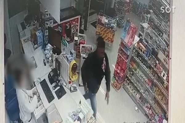 Imagem referente a notícia: Câmera de segurança registra roubo a farmácia na Avenida Carlos Gomes