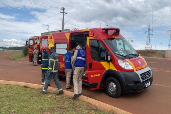 Imagem referente a notícia: Palio colide contra barranco após saída de pista na PR-486, em Cascavel