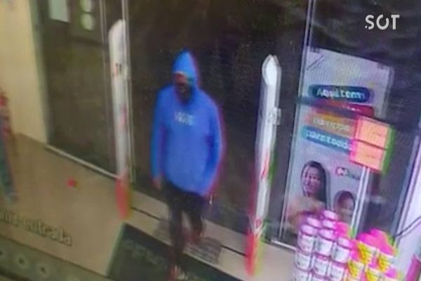 Imagem referente a notícia: Outra Farmácia: Dupla armada rende três funcionários e roubam alto valor de comércio em Cascavel