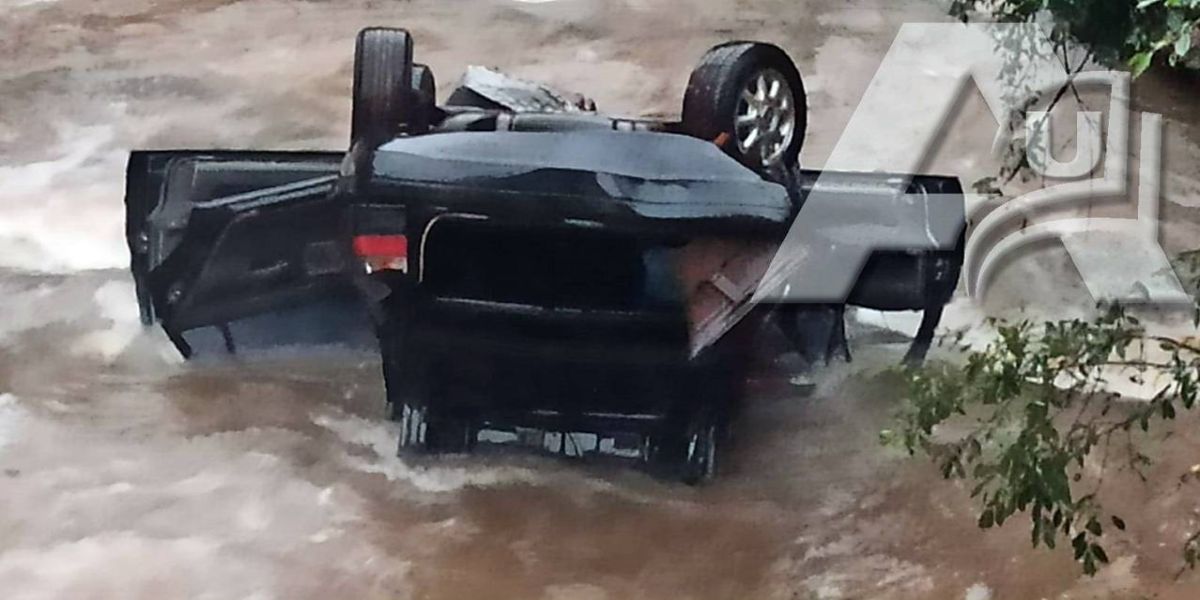 Carro com pai e filha cai em rio e é arrastado por correnteza no interior de Toledo