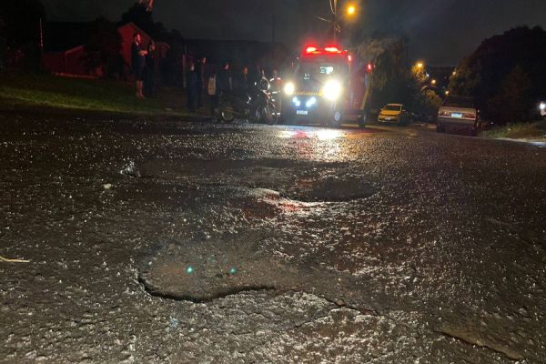 Imagem referente a notícia: Ao desviar de buraco na via, motociclista se envolve em colisão de trânsito no Bairro Brasmadeira