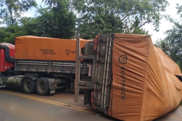 Acidente de trânsito envolvendo uma carreta é registrado próximo a Formosa do Oeste neste domingo