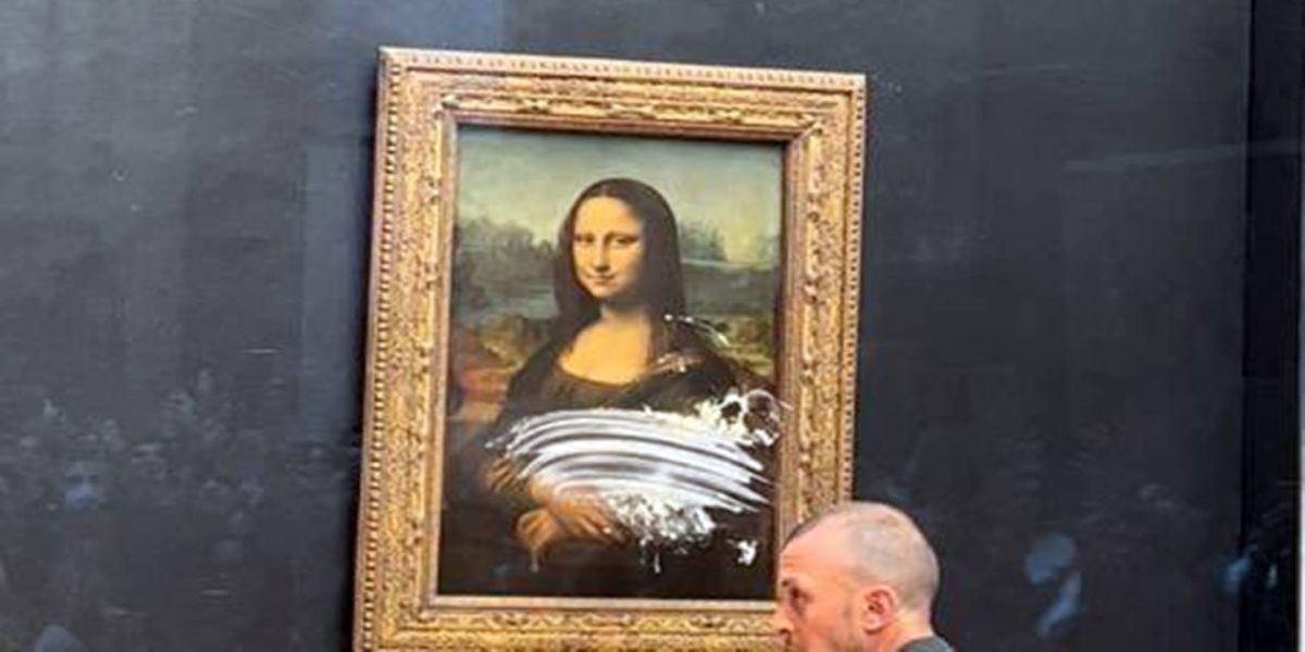 Homem disfarçado de senhora joga uma torta em quadro da Monalisa no Louvre