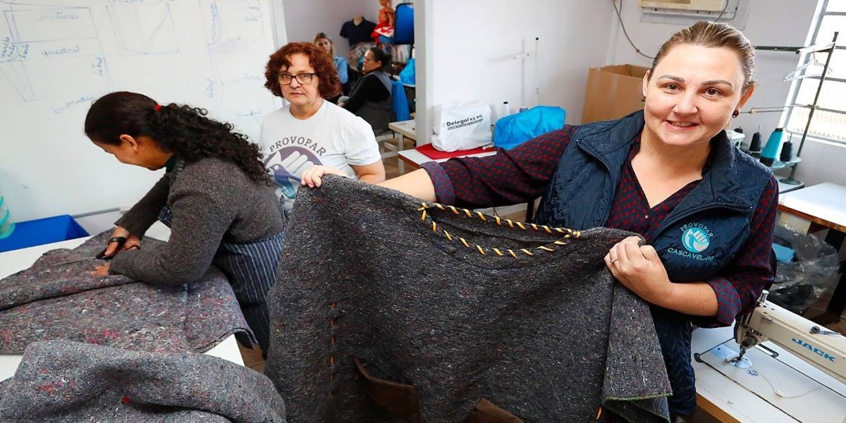 Provopar costura ponchos para aquecer os que mais precisam em Cascavel