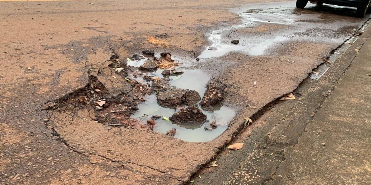 Moradores reclamam de vazamento de esgoto na Rua Carajás