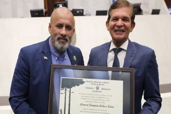Foto relacionada a notícia: Soldado Fruet entrega título de cidadão honorário do Paraná ao general Luna
