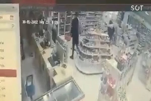 Imagem referente a notícia: Câmera de segurança registra suspeito de assalto morto por PM em farmácia no centro de Cascavel