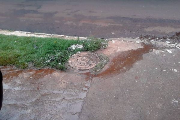 Imagem referente a notícia: Vazamento de esgoto é registrado no Bairro Cataratas