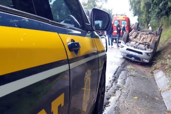 Carro de Cascavel se envolve em capotamento na BR-277 em Balsa Nova/PR